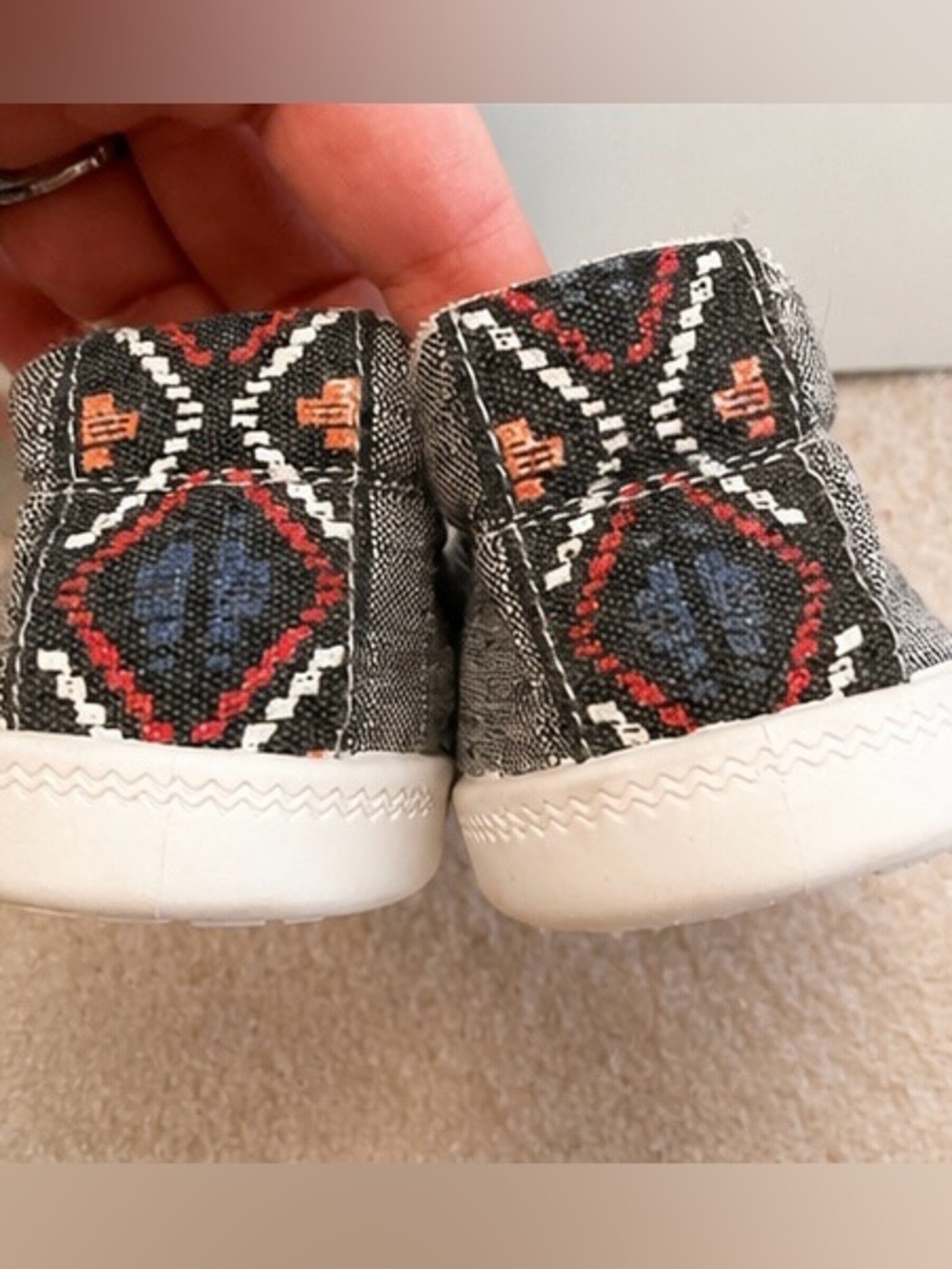 NWOT Boho Gray Fabric Sneakers Tribal Heel Detail Size 10 - Picture 4 of 6